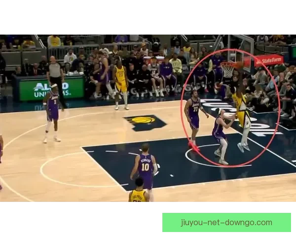 小内姆布哈德球鞋被踩掉后迅速捡起举起干扰投篮遭判技术犯规